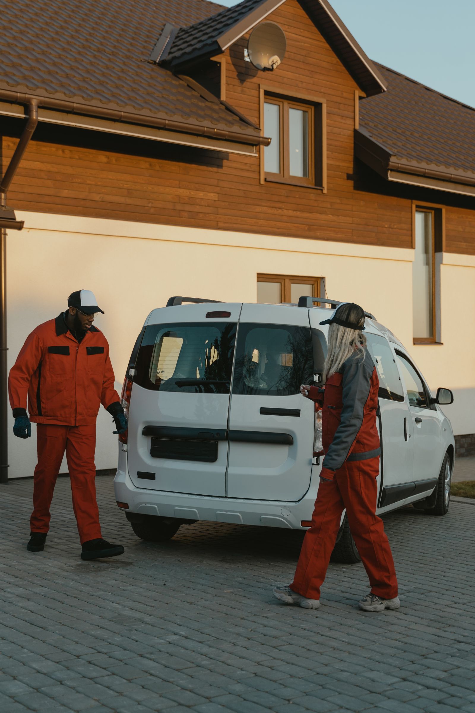 Unser Team am Einsatzfahrzeug – Rohrreinigung direkt bei Ihnen vor Ort
