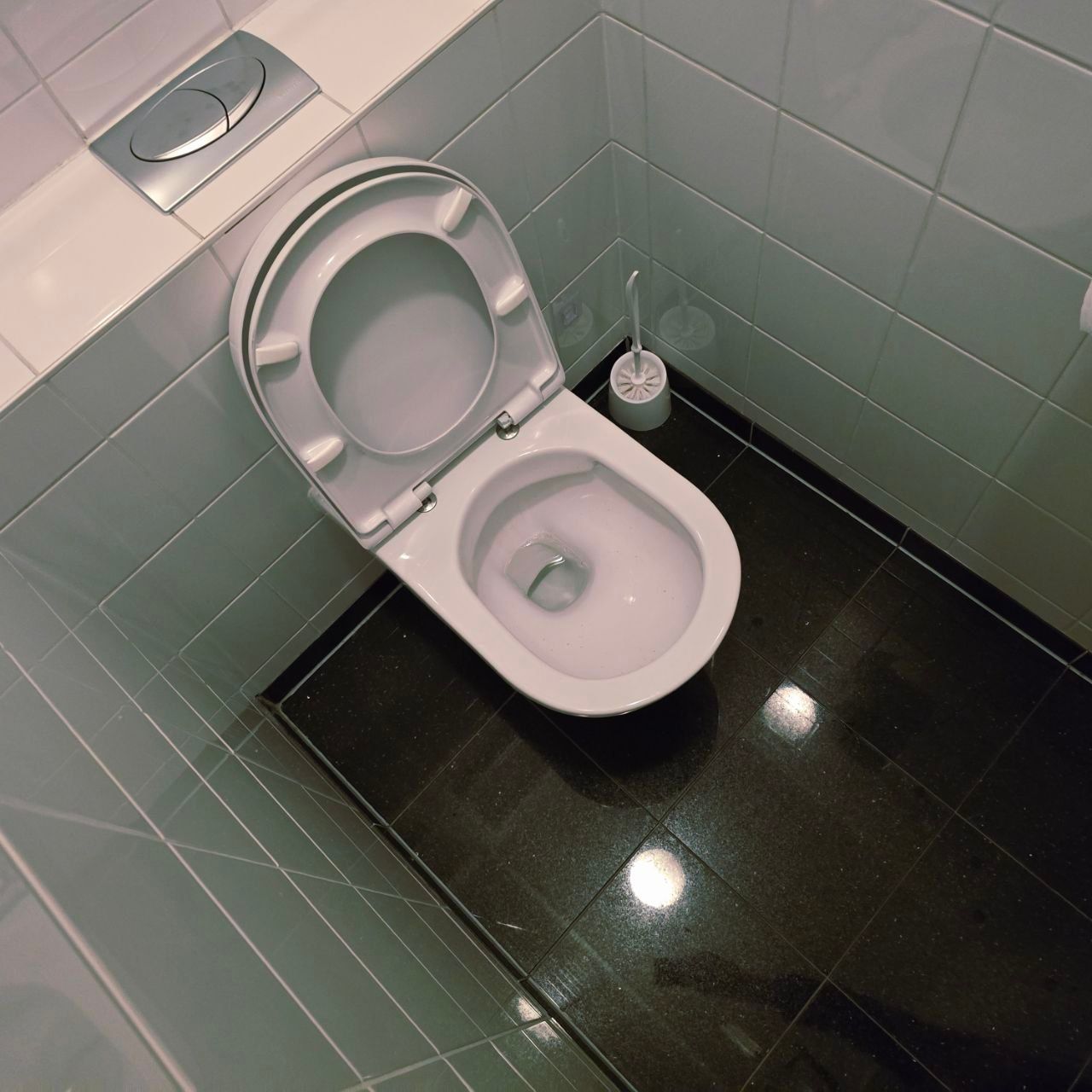Sauberes Hänge-WC nach beseitigter Verstopfung im gefliesten Bad – Toilettenreinigung durch unseren Notdienst in Berlin Mitte