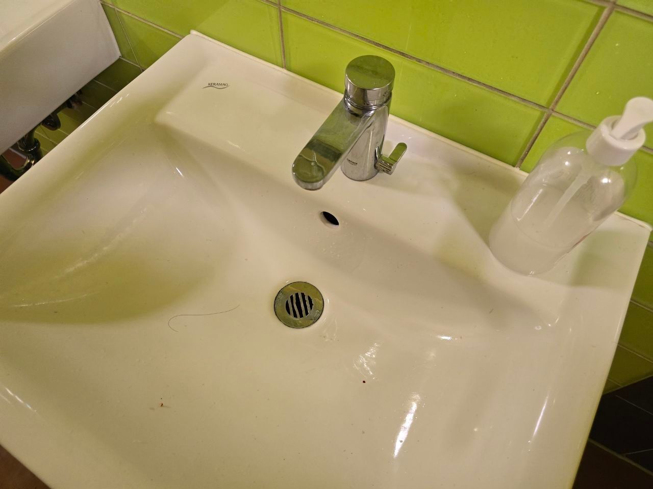 Frei ablaufendes Keramag-Waschbecken nach der Abflussreinigung – Einsatz in Berlin Mitte